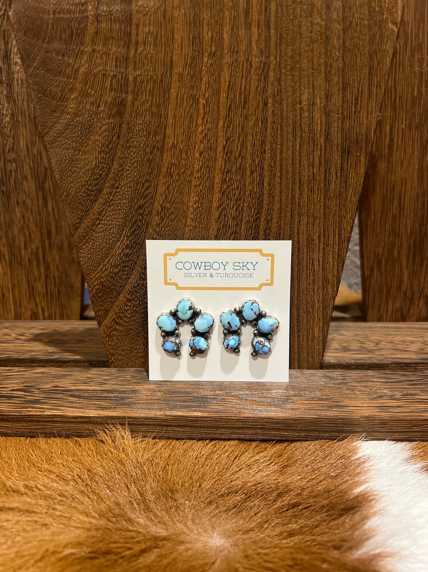Naja Studs: Golden Hills